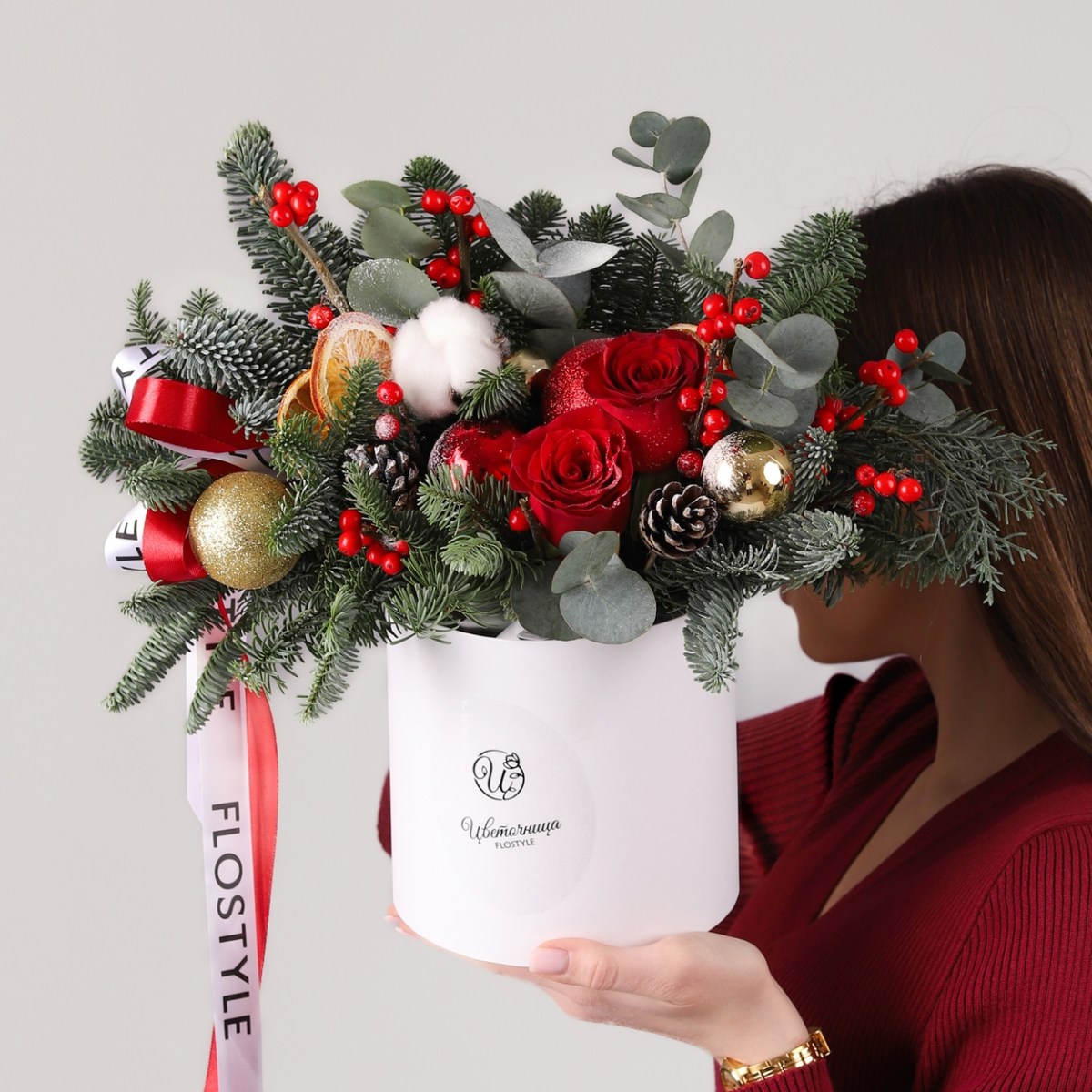 Зимняя новогодняя композиция из голубой ели и красной розы